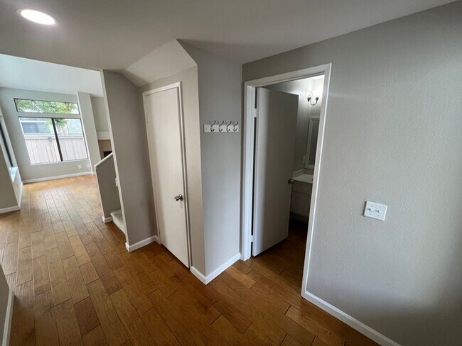 Building Photo - 2 Bedroom 1.5 Bath Irvine, Ca