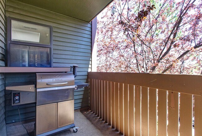 Foto del edificio - Convenient Location with Fireplace, Hot Tub and Pool and Clubhouse Studio / 1 Bathroom | FURNISHE...