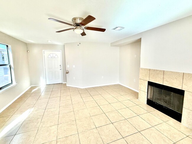 Foto del edificio - Beautiful Two-Story Home for Lease in South Austin