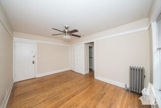 Building Photo - 516 W Cornelia Ave