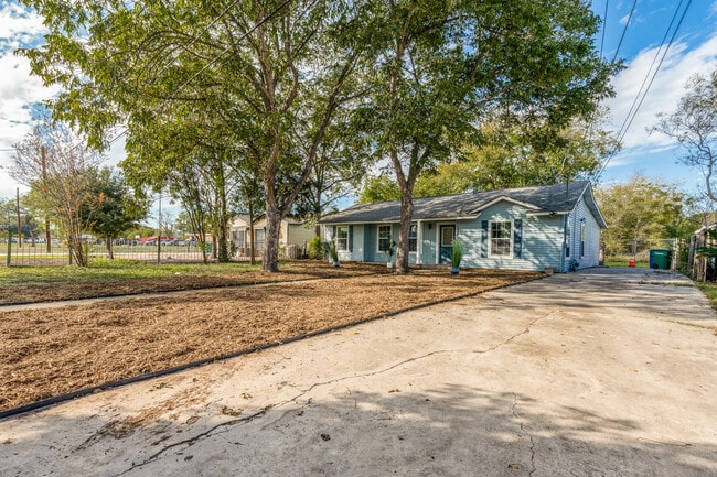 Building Photo - 827 Ware Blvd