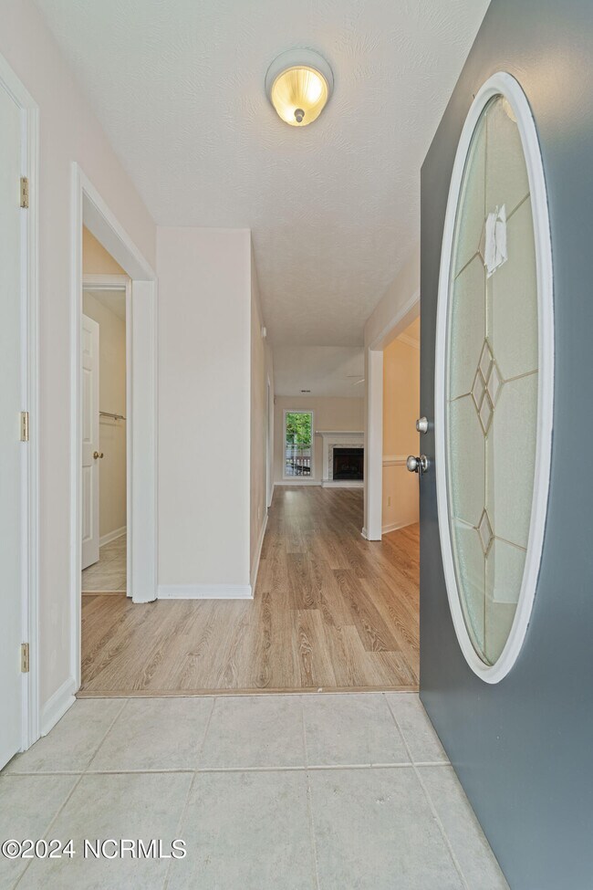 Building Photo - 102 Mendover Dr