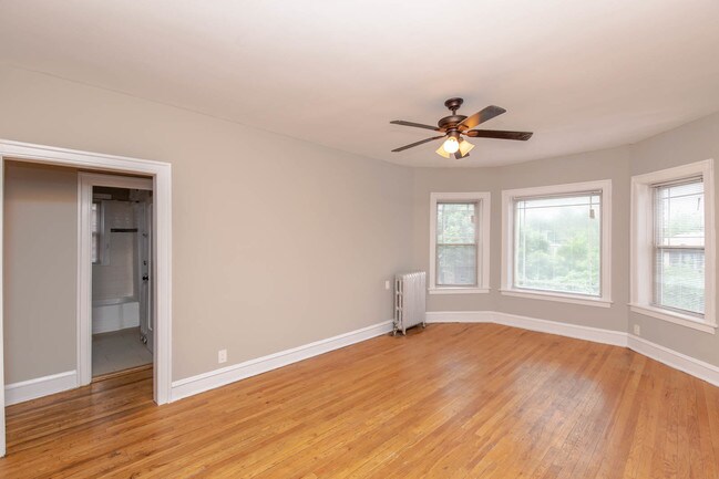 Building Photo - 1329 W Touhy Ave