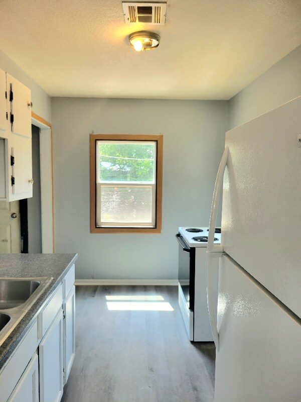 Building Photo - 3225 E Idlewild Dr