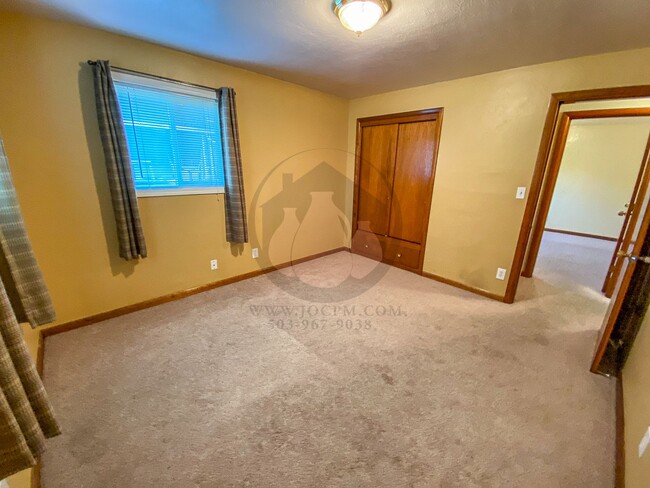 Building Photo - Adorable Single Level Home