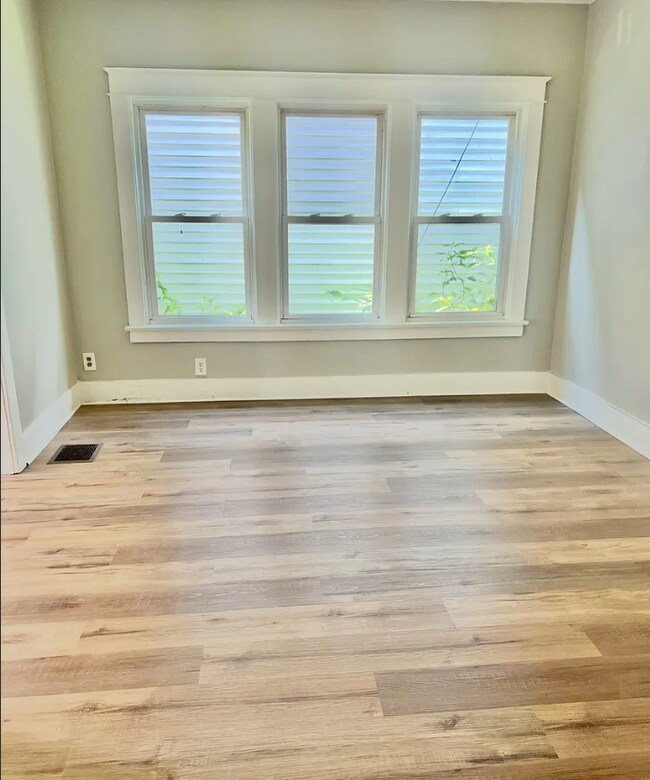 Foto del edificio - Updated and Spacious!