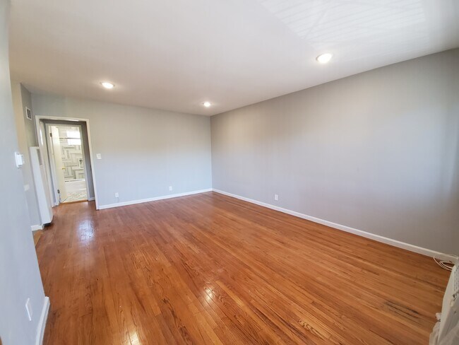 Building Photo - 1155 N Gardner St