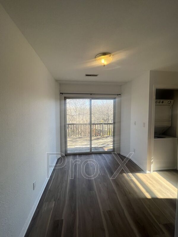 Foto del edificio - 2216 E 8th St