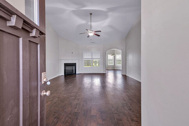 Building Photo - 402 Derrick Dr