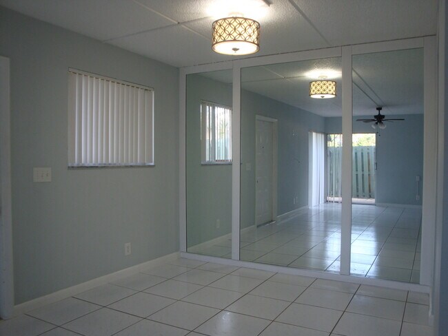 Building Photo - 1840 Fairview Villas Dr