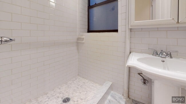 Building Photo - 610 E 9th St