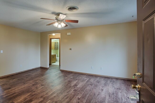 Building Photo - 2 Bedroom, 1.5 Bathroom Condo (AVAILABLE S...