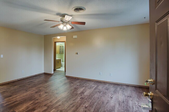 Foto del edificio - 2 Bedroom, 1.5 Bathroom Condo (AVAILABLE S...
