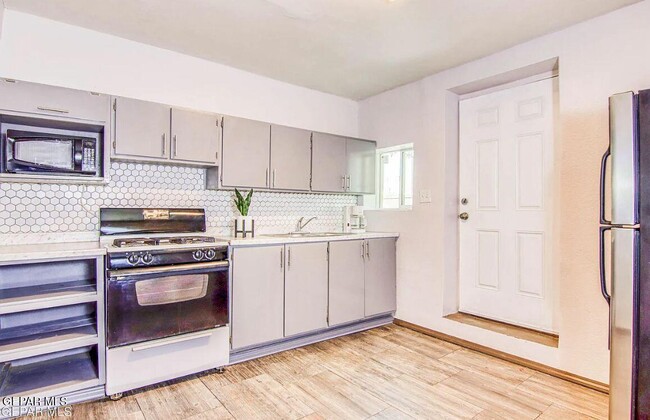 Building Photo - 221 Hadlock St