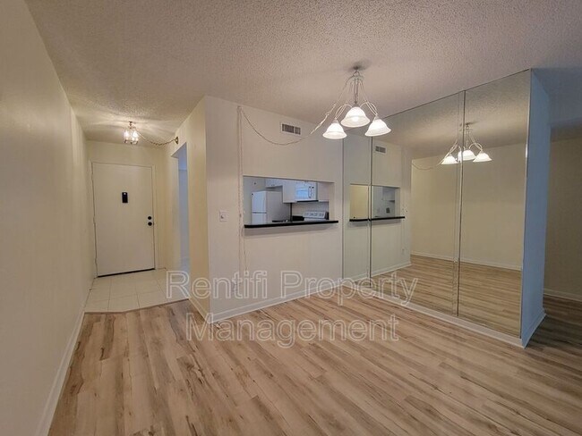 Foto del edificio - 6120 Whiskey Creek Dr