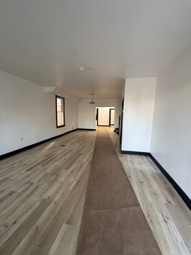 Building Photo - 214 E 16th Ave