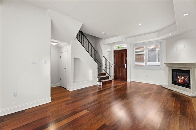 Foto del edificio - Spacious 3-Bedroom Tri-Level Townhome with...