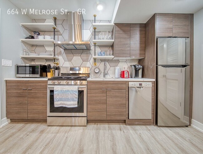Building Photo - Luxury 1 Bedroom Garden Unit in Fantastic ...