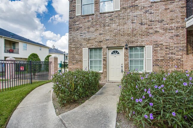 Building Photo - 2865 Westhollow Dr