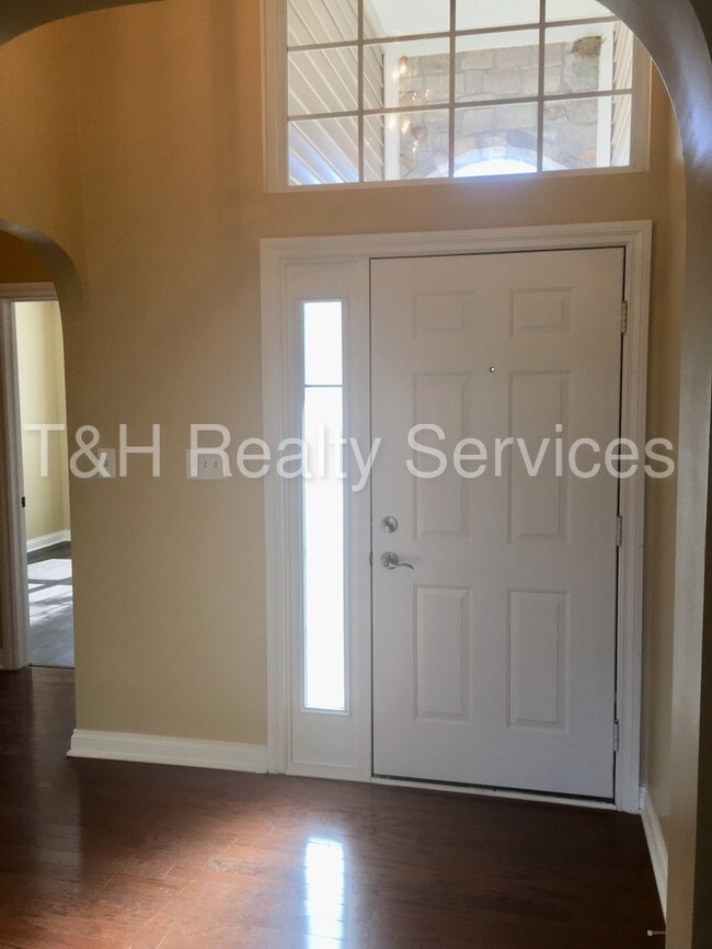 Building Photo - PENDING-Stunning Condo in Whiteland!