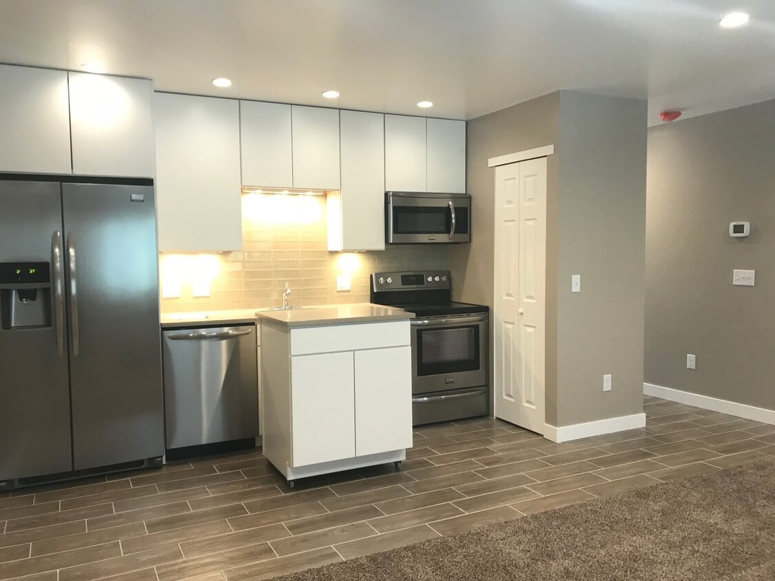 Top Floor Studio In The Wimbledon Condos! Ideal Location! - Top Floor Studio In The Wimbledon Condos! Ideal Location!