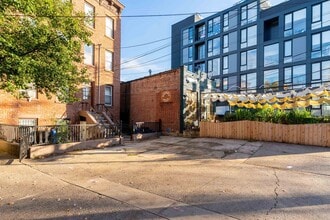 Building Photo - 14 Coles St