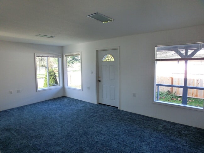 Building Photo - Lovely Home Close to Park