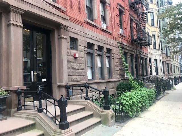 Primary Photo - 819 Washington St