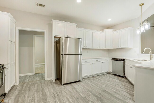 Foto del edificio - 4233 Essex Dr