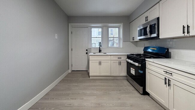 Foto del edificio - Fully Renovated 3-Bedroom House