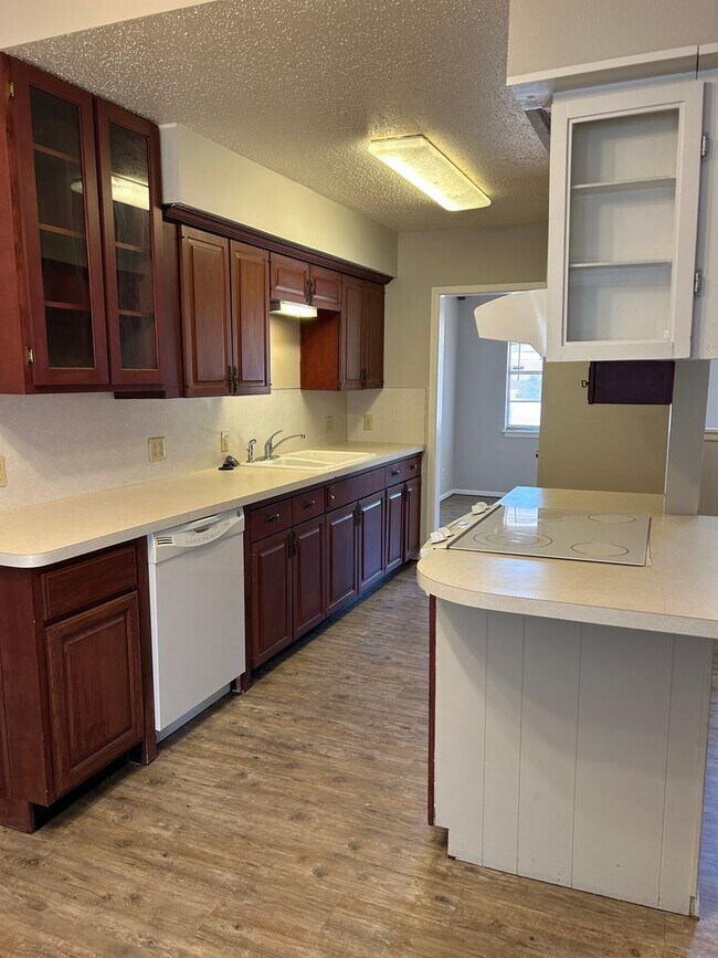 Foto del edificio - Warm and Charming 3-Bedroom Coming Soon!