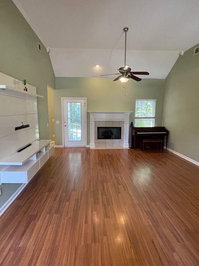 Building Photo - Rare Find in Henderson Golf Community!