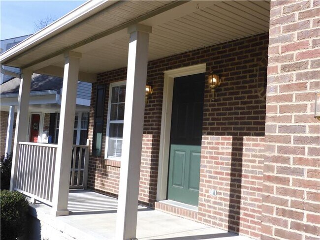 Building Photo - 2924 Holly Hill Dr