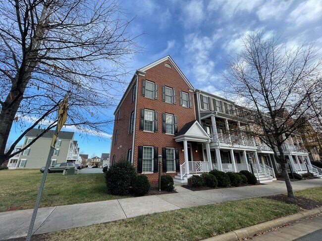 Foto del edificio - 3 Bedroom Townhome Available in Old Trail!