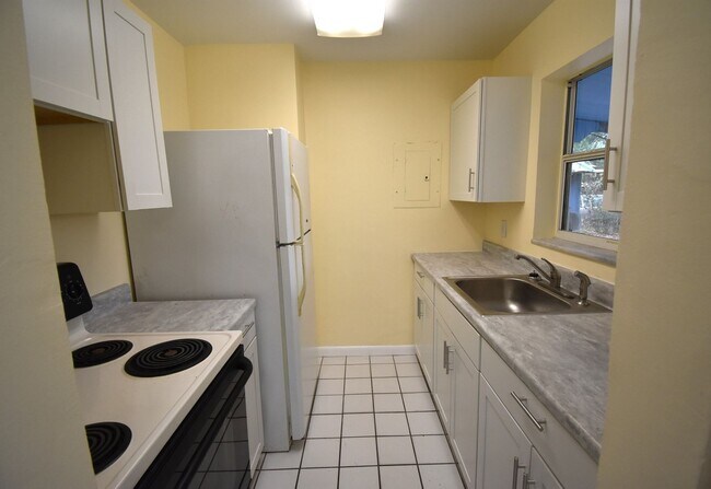 Foto del edificio - 2 Bedroom/1 Bathroom SFH in Deltona Lakes AVAILABLE NOW!