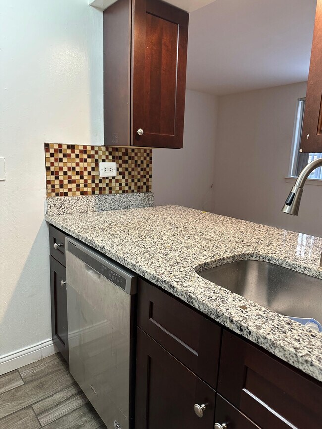 Foto del edificio - 3700 N Pine Grove Ave