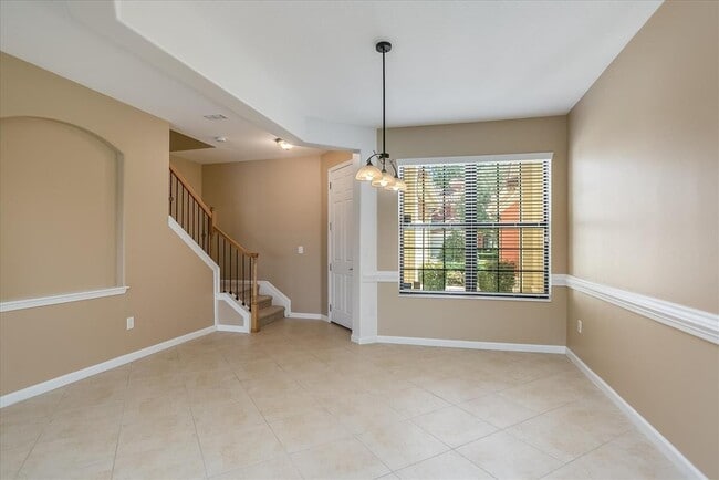 Building Photo - Beautiful Townhome in Vizcaya