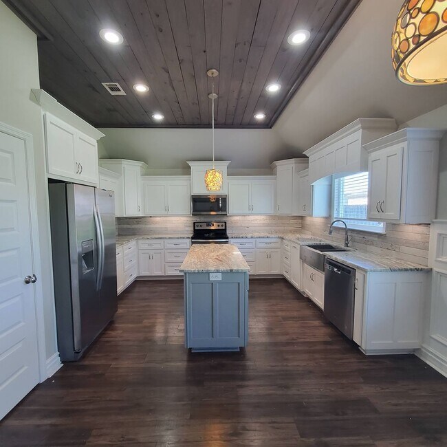 Foto del edificio - Spacious 4-Bedroom Home with Modern Featur...