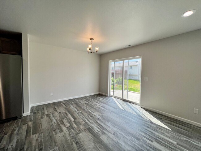 Building Photo - 4 Bed | 2 Bath | 2 Stall Garage | Single F...