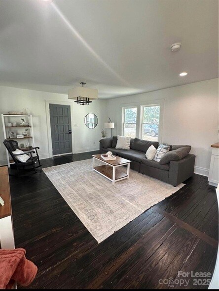 Foto del edificio - 135 Estelle Rd