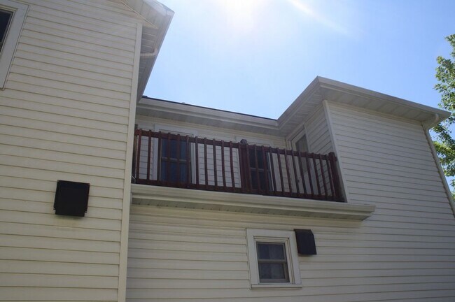 Building Photo - 3 Bedroom Upper