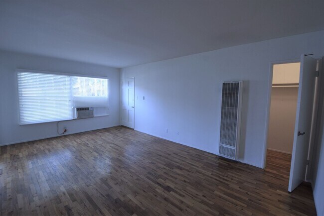 Foto del edificio - 5220 Radford Ave