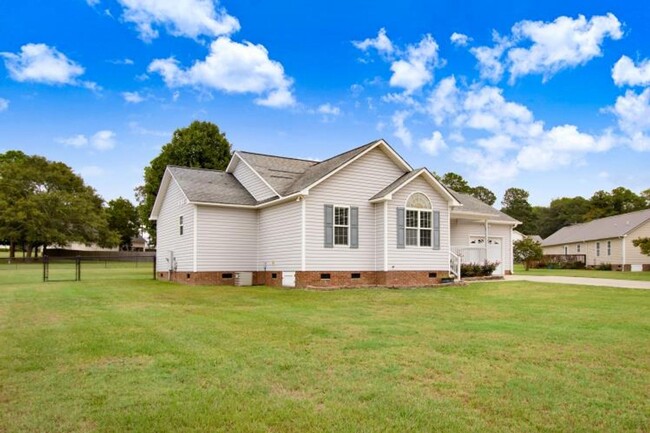 Foto del edificio - WONDERFUL 3 BR, 2 BA w/ attached garage *D...