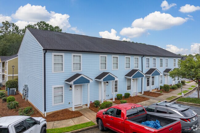 Vista alternativa de los edificios - Village at Willow Lake