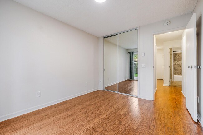 Foto del edificio - Sweet & Cozy 2 Bed 2 Bath condo available now! Lake Oswego - 1 Month Free