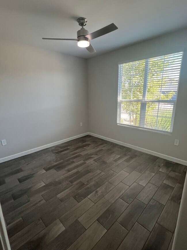 Dormitorio delantero/oficina - 37640 W San Sisto Ave