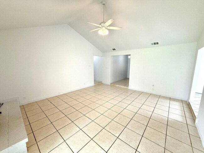 Building Photo - **APPLICATION RECEIVED** AVAILABLE NOW! UN...