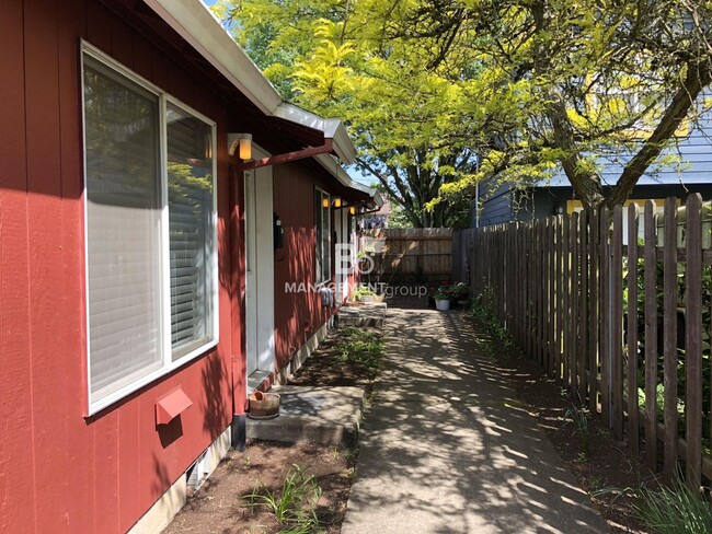 Building Photo - Well maintained Overlook neighborhood tri-...