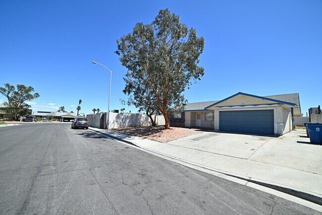 Foto del edificio - 6905 Singing Dunes Ln