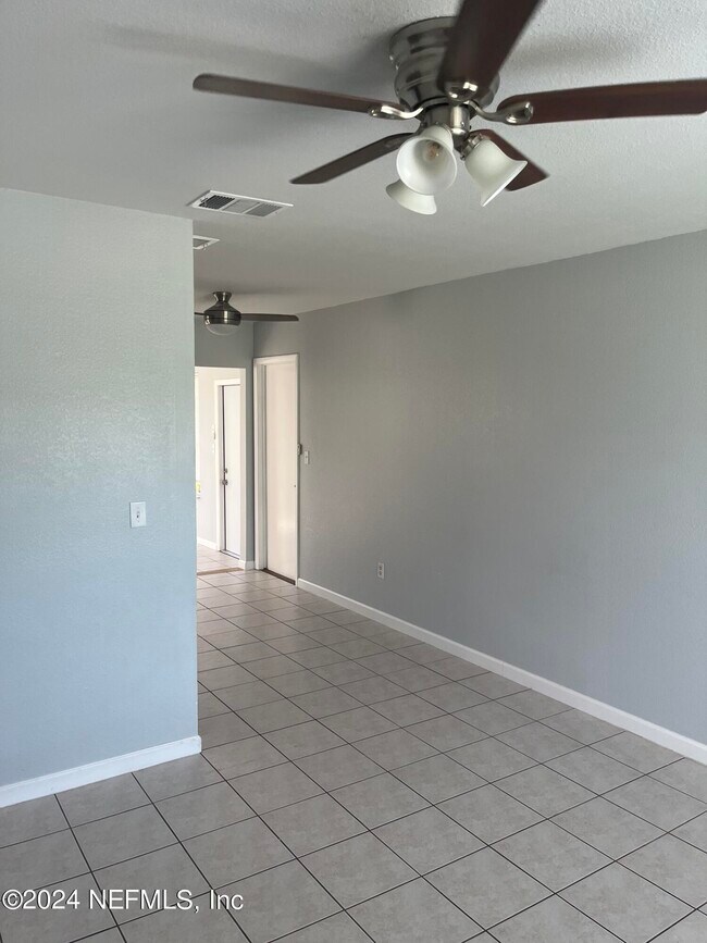 Foto del edificio - 5664 Kenwood Dr